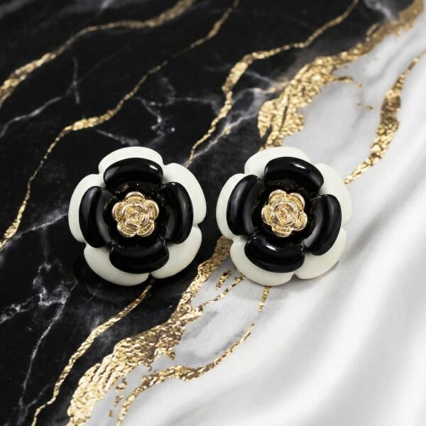 Aretes en Resina Blanco, Negro y Dorado ZARC03-53
