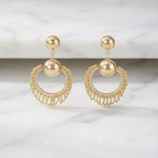 Aretes dorados Simona de ZYRAL en modelo
