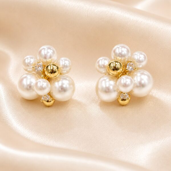 Aretes Dorados Con Blanco Leona