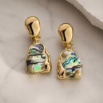 Aretes Minimalistas Kaia de ZYRAL en color blanco con dorado y tornasol con dorado - foto 2