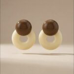 Aretes Elodie de ZYRAL en color beige y cafÃ©