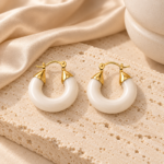 Aretes Blancos Azahar de ZYRAL en color dorado