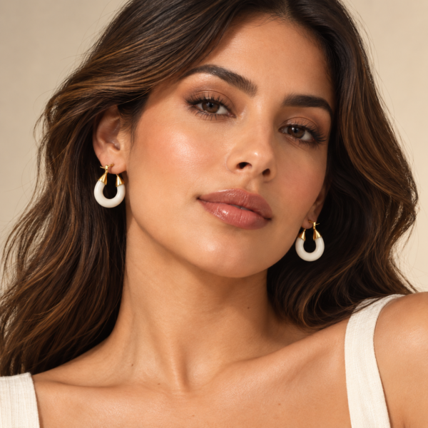 Aretes Blancos Azahar de ZYRAL en color dorado - foto 3
