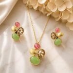 Set de collar y aretes dorados con detalles multicolor Zyral