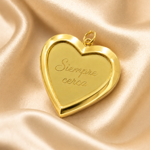 Collar dorado personalizado sobre fondo beige para regalar en Amor y Amistad