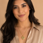 Modelo latina usando collar de corazón personalizado con frase