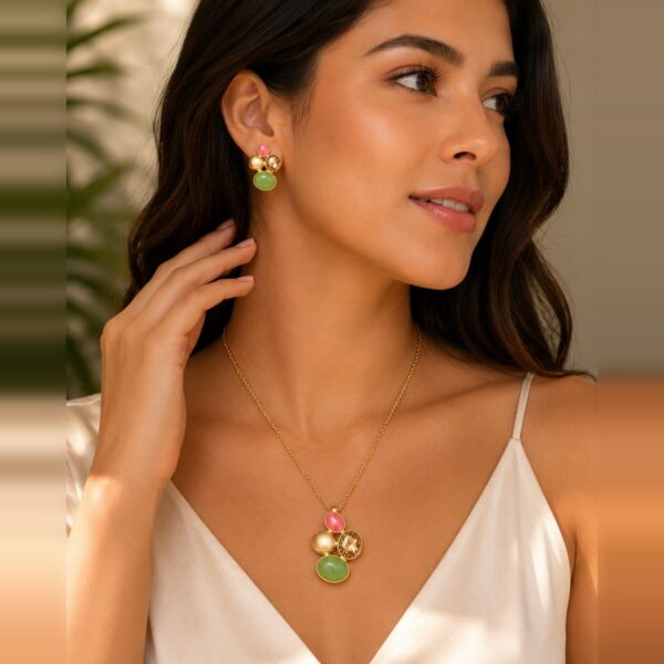 Modelo luciendo collar y aretes dorados, set samara de Zyral