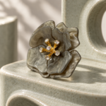 Anillo Flor Amélie en Acrílico con Circones de ZYRAL