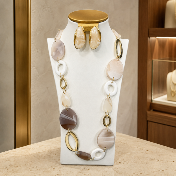 Modelo luciendo Set Siena de collar y aretes Zyral
