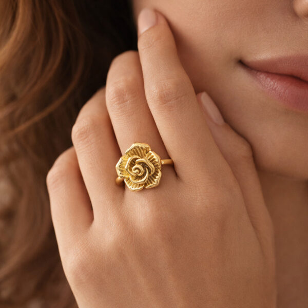 Anillo dorado Atenea de ZYRAL en modelo