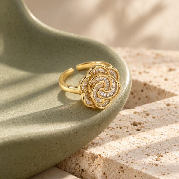 Anillo dorado Clara de ZYRAL en modelo