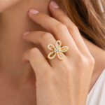 Anillo dorado Boreal de ZYRAL en modelo