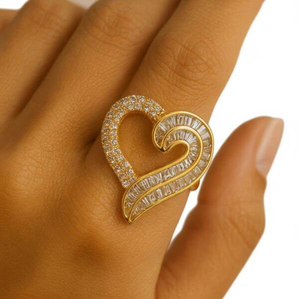 Anillo dorado Áurea de ZYRAL en modelo