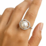 Anillo plateado Évora de ZYRAL en modelo