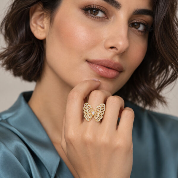 Anillo dorado Halo de ZYRAL en modelo