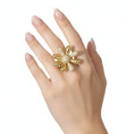 Anillo dorado Kiara de ZYRAL en modelo