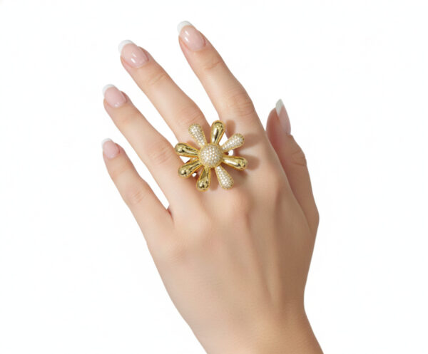 Anillo dorado Kiara de ZYRAL en modelo