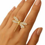 Anillo dorado Bianca de ZYRAL en modelo
