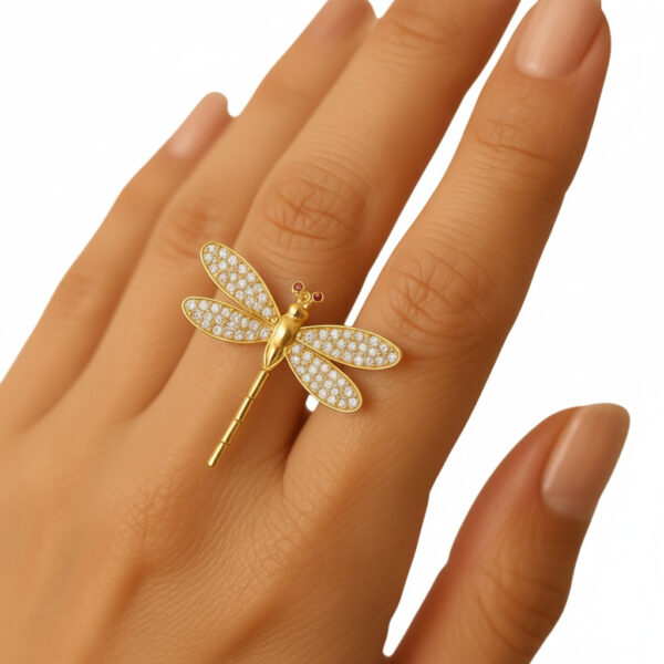Anillo dorado Bianca de ZYRAL en modelo
