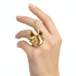 Anillo dorado Élite de ZYRAL en modelo