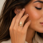 Anillo dorado Cielo de ZYRAL en modelo