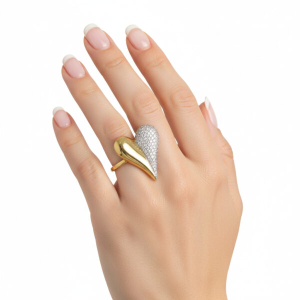 Anillo dorado Sutil de ZYRAL en modelo