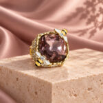 Anillo dorado Vela de ZYRAL en modelo