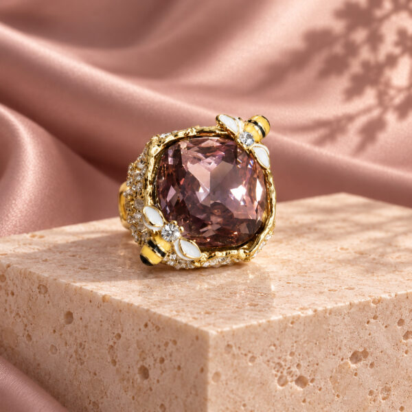 Anillo dorado Vela de ZYRAL en modelo