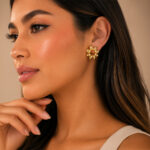 Aretes dorados Siena de ZYRAL en modelo