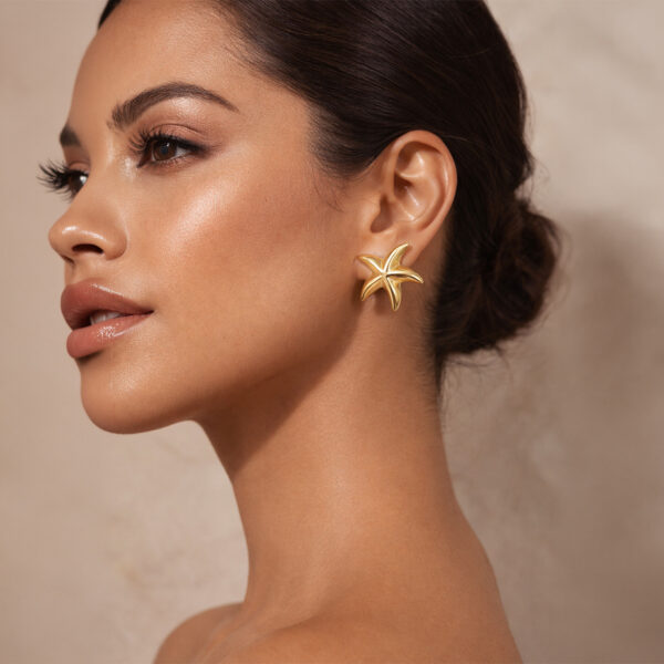 Aretes dorados Estrella Boreal de ZYRAL en modelo