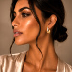 Aretes dorados Nova de ZYRAL en modelo