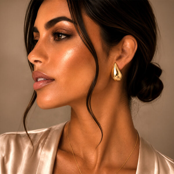 Aretes dorados Nova de ZYRAL en modelo