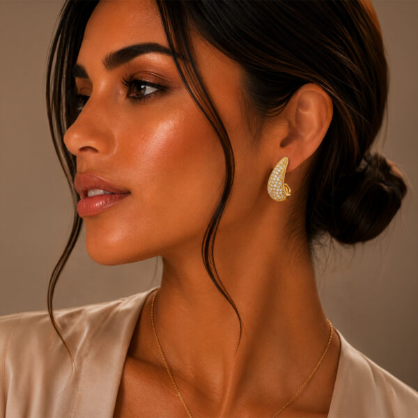 Aretes Dorados Iris de ZYRAL en modelo