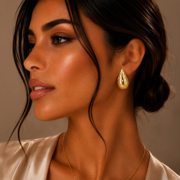 Aretes dorados Nara de ZYRAL en modelo