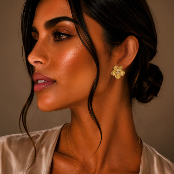 Aretes dorados Gala de ZYRAL en modelo
