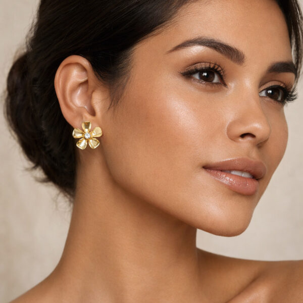 Aretes dorados Lumina de ZYRAL en modelo