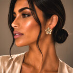 Aretes dorados Isadora de ZYRAL en modelo