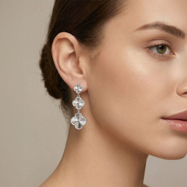 Aretes Plateados Martina de ZYRAL en modelo