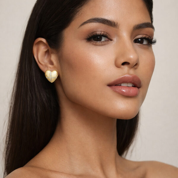 Aretes dorados Corazón Naia de ZYRAL en modelo