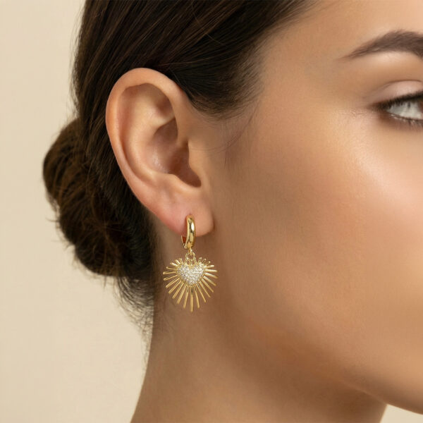 Aretes dorados Gardenia de ZYRAL en modelo