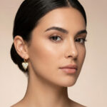 Aretes dorados Jazmín de ZYRAL en modelo