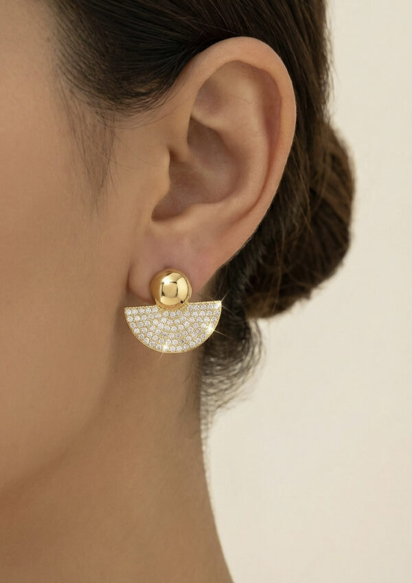 Aretes dorados Aurelia de ZYRAL en modelo