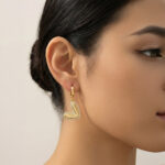 Aretes dorados Violeta de ZYRAL en modelo