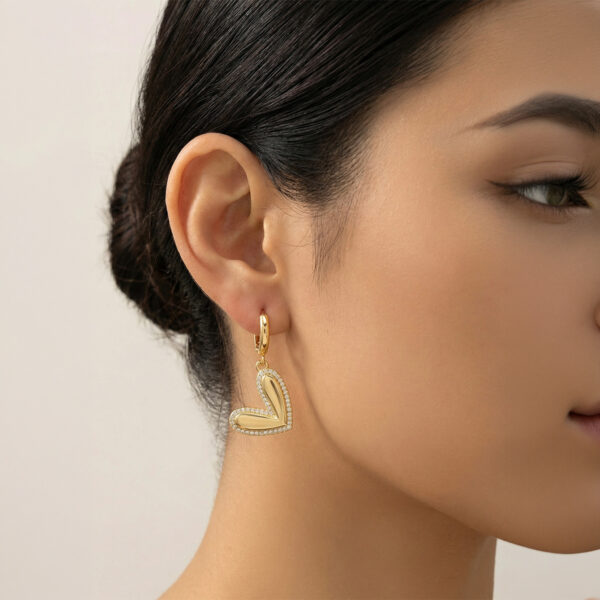 Aretes dorados Violeta de ZYRAL en modelo
