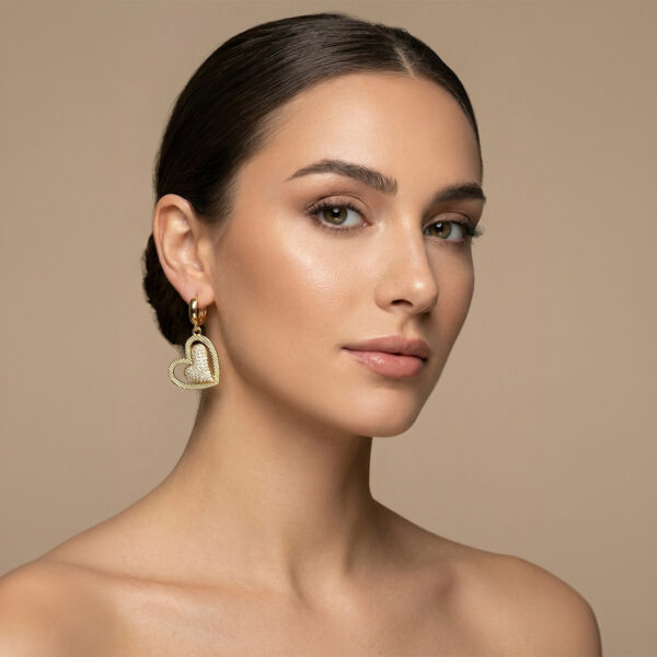Aretes dorados Lirio de ZYRAL en modelo