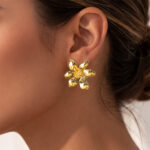 Aretes dorados Celeste de ZYRAL en modelo