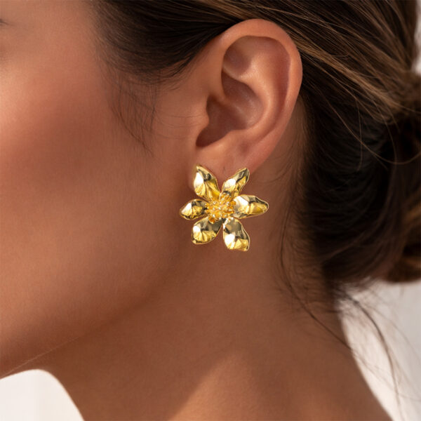 Aretes dorados Celeste de ZYRAL en modelo