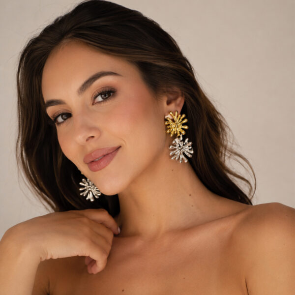 Aretes dorados Diana de ZYRAL en modelo