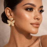 Aretes dorados Lumina de ZYRAL en modelo