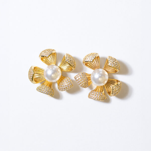 Aretes Dorados Flor Topacio de ZYRAL